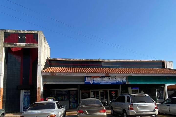Edificio en Avenida Universidad